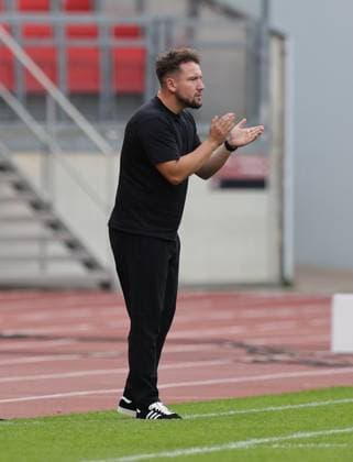 21 09 2025 Soccer Season 2025 2026 1 Google Pixel Women Bundesliga 03 Matchday 1 FC Nürnberg FCN Club Clubfrauen Bayer 04 Leverkusen Sportfoto Zink DaMa xdaxma Thomas Oostendorp Coach 1 FC Nürnberg FCN applauds clapping his hands