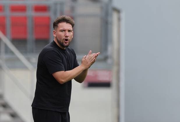 21 09 2025 Soccer Season 2025 2026 1 Google Pixel Women Bundesliga 03 Matchday 1 FC Nuremberg FCN Club Clubfrauen Bayer 04 Leverkusen Sportfoto Zink DaMa xdaxma Thomas Oostendorp Coach 1 FC Nuremberg FCN indicates gestures directs gives instructions