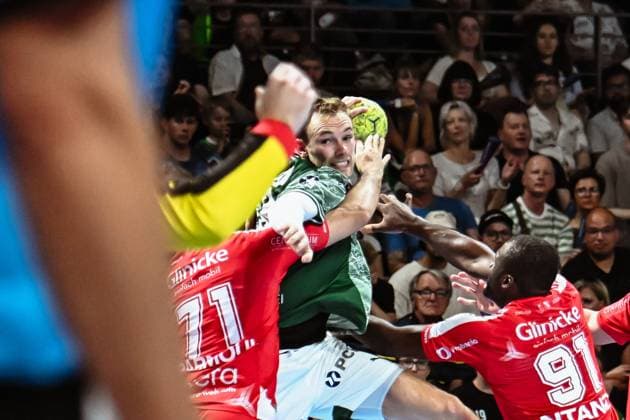 21 09 2025, xlakx, Handball Daikin HBL, Fuechse Berlin MT Melsungen f l Mohamed Amine Darmoul MT Melsungen , Mathias Gidsel Fuechse Berlin , Sadou Ntanzi MT Melsungen goes for a jump shot Berlin Daniel Lakomski
