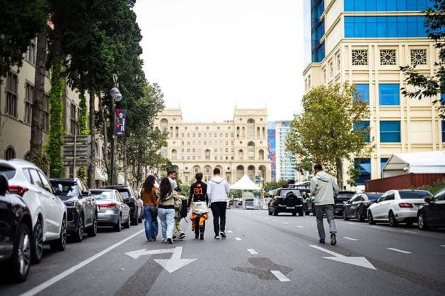 F1 - AZERBAIJAN GRAND PRIX 2025 PIASTRI Oscar (aus), McLaren F1 Team MCL39, portrait walking in the streets after his crash on the first lap during the 2025 Formula 1 Qatar Airways Azerbaijan Grand Prix, 17th round of the 2025 FIA Formula One World Championship, WM, Weltmeisterschaft from September 19 to 21, 2025 on the Baku City Circuit, in Baku, Azerbaijan - BakuAzerbaijan  Copyright: xFLORENTxGOODENx