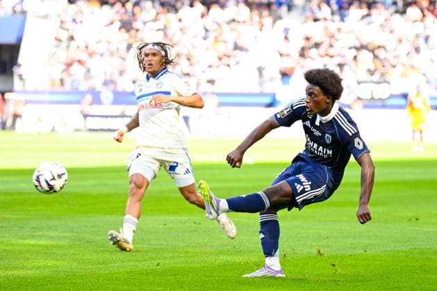 FOOTBALL : Paris FC vs Strasbourg - Ligue 1 - 21 09 2025 Nhoa Sangui ( 19 - PFC ) Pierre Yves HAMEL ( 29 - PFC ) during the Ligue 1 match between Paris FC and RC Strasbourg Alsace at Stade Jean Bouin on September 21, 2025 in Paris, France. ( Photo by Federico Pestellini PsnewZ ) - ParisFrance  Copyright: xFedericoxPestellinix
