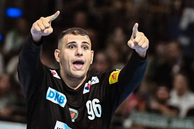 21 09 2025, xlakx, Handball Daikin HBL, Fuechse Berlin MT Melsungen v l Dejan Milosavljev Fuechse Berlin gives instructions, gesticulates with arms, gesticulate, gives instructions Berlin Daniel Lakomski