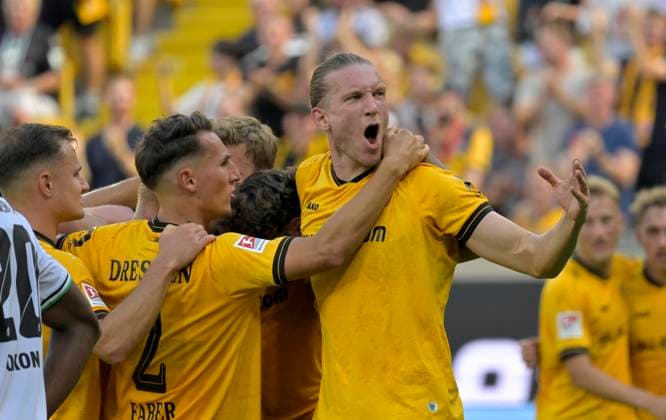 21 09 2025, 2 Bundesliga, Dynamo Dresden Hannover 96, Dresdens Vinko Sapina, right, and Konrad Faber celebrate a Dresden goal, c Dresden