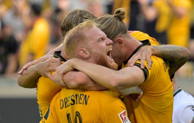 21 09 2025, 2 Bundesliga, Dynamo Dresden Hannover 96, Dresdens Nils Fröling celebrates his goal with teammates, c Dresden