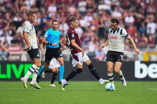 Torino s Ivan Ilic battles for the ball with Atalanta s Mitchel Bakker during the Serie A soccer match between Torino and Atalanta at the Stadio Olimpico Grande Torino in Turin, north west Italy - Sunday, September 21, 2025. - Soccer.  Copyright: xAlbertoxGandolfo LaPressex