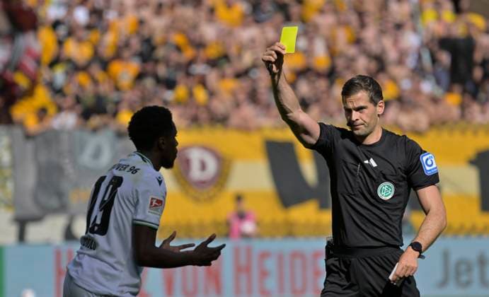 21 09 2025, 2 Bundesliga, Dynamo Dresden Hannover 96, Hannovers Williams Kokolo gets yellow card from referee Max Burda, c Dresden