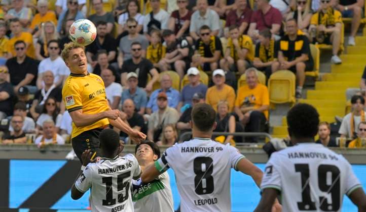 21 09 2025, 2 Bundesliga, Dynamo Dresden Hannover 96, Dresdens Luca Herrmann heading the ball, c Dresden