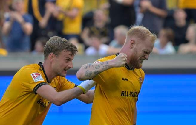 21 09 2025, 2 Bundesliga, Dynamo Dresden Hannover 96, Dresdens Nils Fröling celebrates his goal with Christopf Daferner, c Dresden