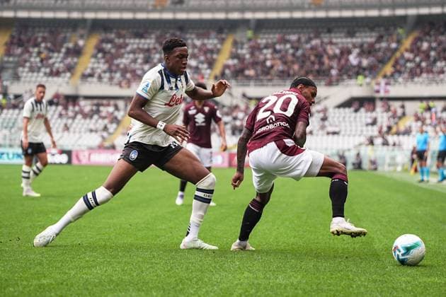 Atalanta s Honest Ahanor fights for the ball with TorinoÕs Valentino Lazaro during the Serie A soccer match between Torino and Atalanta at the Stadio Olimpico Grande Torino in Turin, north west Italy - Sunday, September 21, 2025. - Soccer .  Copyright: xMarcoxAlpozzi LaPressex