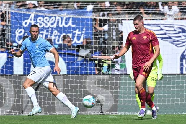 Soccer, serie A Enilive match, SS Lazio v AS Roma Adam Marusic of SS Lazio, Evan Ferguson of AS Roma during the serie A Enilive match between SS Lazio v Roma at olimpico stadium in Rome September 21st, 2025 Imago-Images Emmefoto Copyright: xImago-Images Emmefotox