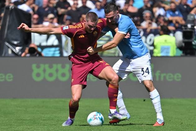 Soccer, serie A Enilive match, SS Lazio v AS Roma Evan Ferguson of AS Roma,Mario Gila of SS Lazio during the serie A Enilive match between SS Lazio v Roma at olimpico stadium in Rome September 21st, 2025 Imago-Images Emmefoto Copyright: xImago-Images Emmefotox