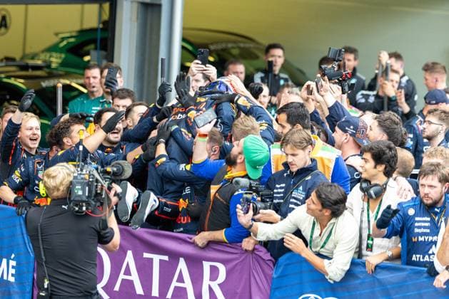 Formula 1 Qatar Airways Azerbaijan Grand Prix 2025 Romain MATHON OVERTAKE MAXPPP - Baku 21 09 2025 01 VERSTAPPEN Max (nld), Oracle Red Bull Racing, action on the ceremony after his victory on sunday at the Formula 1 Qatar Airways Azerbaijan Grand Prix 2025, the 17th round of the 2025 FIA Formula 1 World Championship, WM, Weltmeisterschaft at the Baku City Circuit in Baku, Azerbaijan, from 18 to 21 September 2025 Baku Baku City Circuit Azerbaijan  Copyright: xOVERTAKE MAXPPPxRomainxMATHONx OVT202509216321 OVT202509216321