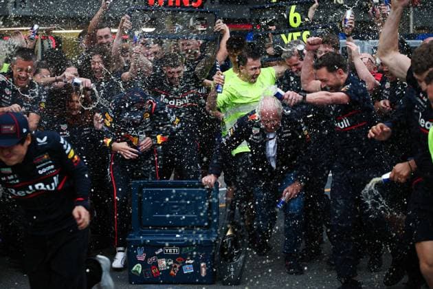 F1 - AZERBAIJAN GRAND PRIX 2025 VERSTAPPEN Max (ned), Red Bull Racing RB21, portrait, MARKO Helmut (aut), Drivers™ Manager of Red Bull Racing, portrait and TSUNODA Yuki (jap), Red Bull Racing RB21, portrait, celebration during the 2025 Formula 1 Qatar Airways Azerbaijan Grand Prix, 17th round of the 2025 FIA Formula One World Championship, WM, Weltmeisterschaft from September 19 to 21, 2025 on the Baku City Circuit, in Baku, Azerbaijan - BakuAzerbaijan  Copyright: xEricxAlonsox