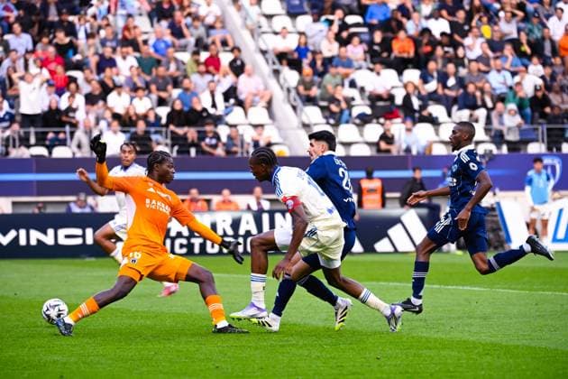 FOOTBALL : Paris FC vs Strasbourg - Ligue 1 - 21 09 2025 Emanuel EMEGHA ( 10 - Strasbourg ) and Obed Nkambadio ( 16 - PFC ) during the Ligue 1 match between Paris FC and RC Strasbourg Alsace at Stade Jean Bouin on September 21, 2025 in Paris, France. ( Photo by Federico Pestellini PsnewZ ) - ParisFrance  Copyright: xFedericoxPestellinix