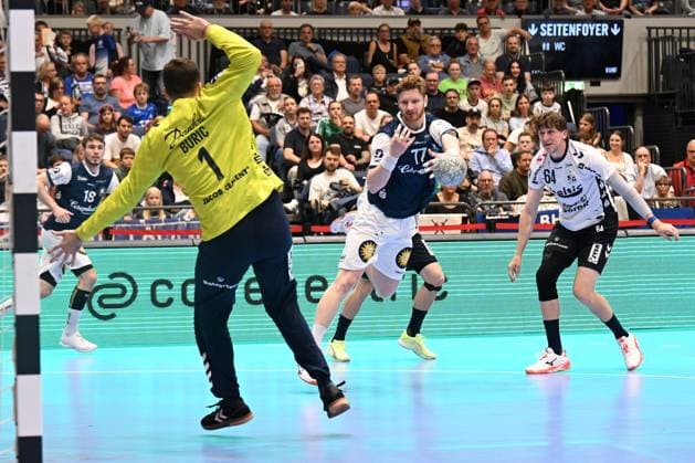 DAIKIN 1 Handball Bundesliga 25 26 5 Matchday Bergischer HC SG Flensburg Handewitt on 21 09 2025 at the Mitsubishi Electric Halle in Düsseldorf Johannes Wasielewski 77 Bergischer HC successful in the circle against goalkeeper Benjamin BuriÄ‡ 1 SG Flensburg Handewitt WD