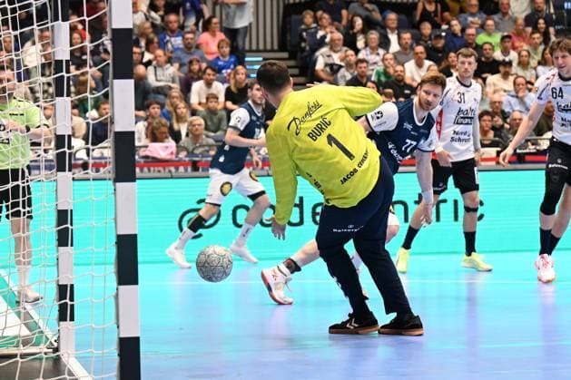 DAIKIN 1 Handball Bundesliga 25 26 5 Matchday Bergischer HC SG Flensburg Handewitt on 21 09 2025 at the Mitsubishi Electric Halle in Düsseldorf Johannes Wasielewski 77 Bergischer HC successful in the circle against goalkeeper Benjamin BuriÄ‡ 1 SG Flensburg Handewitt WD