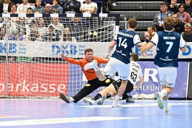 DAIKIN 1 Handball Bundesliga 25 26 5 Matchday Bergischer HC SG Flensburg Handewitt on 21 09 2025 at the Mitsubishi Electric Halle in Düsseldorf Domen Novak 63 SG Flensburg Handewitt successful against goalkeeper Lukas Diedrich 16 Bergischer HC WD