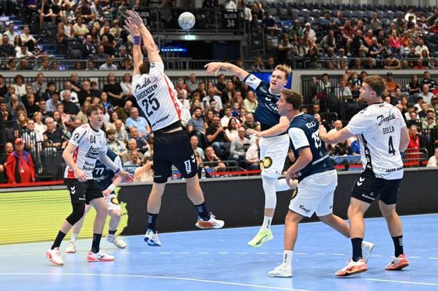 DAIKIN 1 Handball Bundesliga 25 26 5 Matchday Bergischer HC SG Flensburg Handewitt on 21 09 2025 in the Mitsubishi Electric Halle in Düsseldorf Jump shot by Nico Schöttle 8 Bergischer HC over Lukas Jorgensen 25 SG Flensburg Handewitt WD