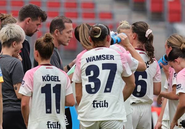 21 09 2025 Soccer Season 2025 2026 1 Google Pixel Women Bundesliga 03 Matchday 1 FC Nürnberg FCN Club Clubfrauen Bayer 04 Leverkusen Sportfoto Zink DaMa xdaxma Roberto Pätzold Paetzold Coach Bayer 04 Leverkusen gives instructions to team Team