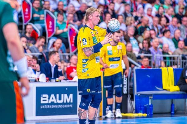 Edwin Aspenbäck Rhein Neckar Löwen, No. 78 v l , TSV Hannover Burgdorf green against Rhein Neckar Löwen yellow on matchday 5 of the 2025 2026 season in the DAIKIN Handball Bundesliga 21 09 2025, ZAG Arena Hannover, GER , Copyright: xJanxGuentherx xTSVxHannover-Burgdorfx