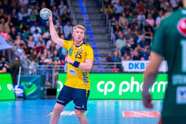 Haukur Thrastarson Rhein Neckar Löwen, Nr 25 v l , TSV Hannover Burgdorf green against Rhein Neckar Löwen yellow on matchday 5 of the 2025 2026 season in the DAIKIN Handball Bundesliga 21 09 2025, ZAG Arena Hannover, GER , Copyright: xJanxGuentherx xTSVxHannover-Burgdorfx
