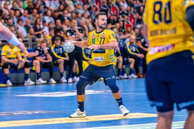 Dani Baijens Rhein Neckar Löwen, Nr 77 v l , TSV Hannover Burgdorf green against Rhein Neckar Löwen yellow on matchday 5 of the 2025 2026 season in the DAIKIN Handball Bundesliga 21 09 2025, ZAG Arena Hannover, GER , Copyright: xJanxGuentherx xTSVxHannover-Burgdorfx
