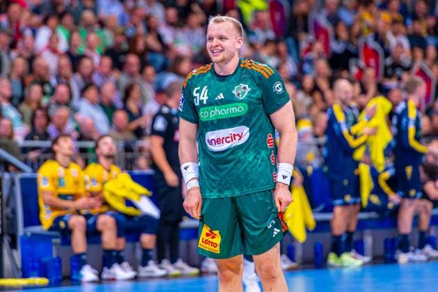 Justus Fischer TSV Hannover Burgdorf, No. 54 v l , TSV Hannover Burgdorf green against Rhein Neckar Löwen yellow on matchday 5 of the 2025 2026 season in the DAIKIN Handball Bundesliga 21 09 2025, ZAG Arena Hannover, GER , Copyright: xJanxGuentherx xTSVxHannover-Burgdorfx