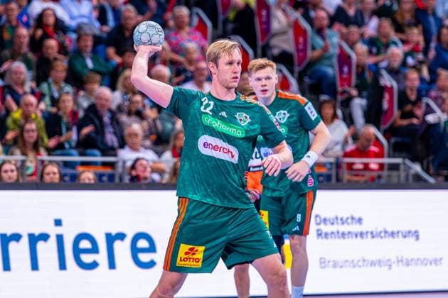 Marian Michalczik TSV Hannover Burgdorf, No. 22 v l , TSV Hannover Burgdorf green against Rhein Neckar Löwen yellow on matchday 5 of the 2025 2026 season in the DAIKIN Handball Bundesliga 21 09 2025, ZAG Arena Hannover, GER , Copyright: xJanxGuentherx xTSVxHannover-Burgdorfx