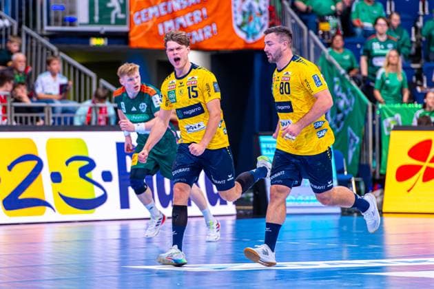 David MorÃ Rhein Neckar Löwen, Nr 15 v l , TSV Hannover Burgdorf green against Rhein Neckar Löwen yellow on matchday 5 of the 2025 2026 season in the DAIKIN Handball Bundesliga 21 09 2025, ZAG Arena Hannover, GER , Copyright: xJanxGuentherx xTSVxHannover-Burgdorfx