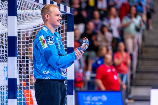 David Späth Rhein Neckar Löwen, No. 29 v l , TSV Hannover Burgdorf green against Rhein Neckar Löwen yellow on matchday 5 of the 2025 2026 season in the DAIKIN Handball Bundesliga 21 09 2025, ZAG Arena Hannover, GER , Copyright: xJanxGuentherx xTSVxHannover-Burgdorfx