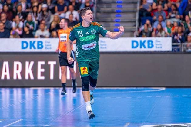 Marius Steinhauser TSV Hannover Burgdorf, No. 19 v l , TSV Hannover Burgdorf green against Rhein Neckar Löwen yellow on matchday 5 of the 2025 2026 season in the DAIKIN Handball Bundesliga 21 09 2025, ZAG Arena Hannover, GER , Copyright: xJanxGuentherx xTSVxHannover-Burgdorfx