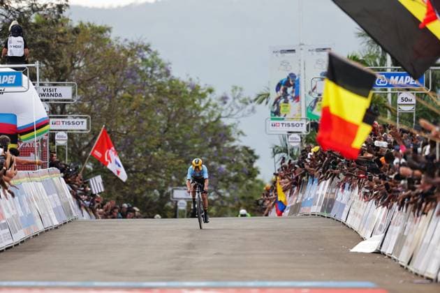 2025 UCI Road World Championships Picture by Alex Whitehead SWpix.com - 21 09 2025 - Cycling - 2025 UCI Road World Championships - BK Arena to Kigali Convention Centre, Kigali, Rwanda - Men Elite Individual Time Trial (ITT) - Remco Evenepoel (Belgium) Wins the Men Elite Individual Time Trial (ITT) World Championship, WM, Weltmeisterschaft Copyright: x xSWpix.comx(t axPhotographyxHubxLtd)xAlexxWhitehead SWpix.comx SWP-3030-5351