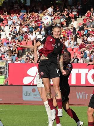 21 09 2025 Soccer season 2025 2026 1 Google Pixel Women Bundesliga 03 Matchday 1 FC Nürnberg FCN Club Clubfrauen Bayer 04 Leverkusen Sportfoto Zink DaMa xdaxma Oliwia Wos 15, 1 FC Nürnberg FCN with header