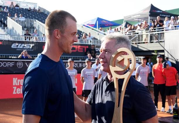 TENNIS - ATP, Tennis Herren Layjet Open BAD WALTERSDORF,AUSTRIA,21.SEP.25 - TENNIS - ATP Challenger Tour, Layjet Open. Image shows Jan Choinski (GBR) and managing director Rainer Dunst (LAYJET).  GEPAxpictures xMichaelxRiedler