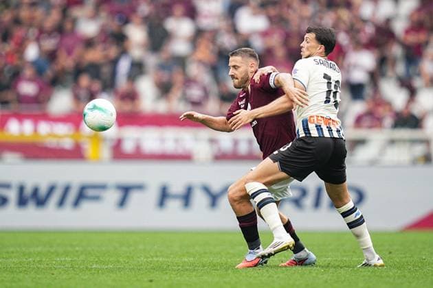 TorinoÕs Nikola Vlasic fights for the ball with Atalanta s Lazar Samardzic during the Serie A soccer match between Torino and Atalanta at the Stadio Olimpico Grande Torino in Turin, north west Italy - Sunday, September 21, 2025. - Soccer .  Copyright: xMarcoxAlpozzi LaPressex
