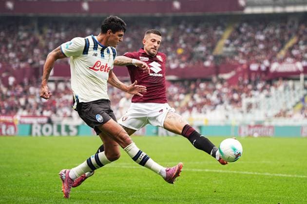 Atalanta s Raoul Bellanova fights for the ball with TorinoÕs Cristiano Biraghi during the Serie A soccer match between Torino and Atalanta at the Stadio Olimpico Grande Torino in Turin, north west Italy - Sunday, September 21, 2025. - Soccer .  Copyright: xMarcoxAlpozzi LaPressex