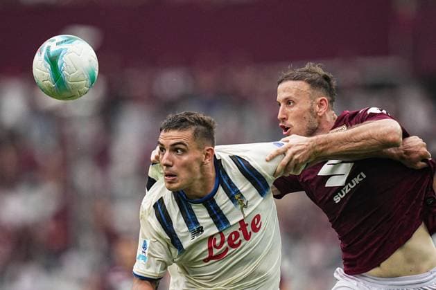 Atalanta s Nikola Krstovic fights for the ball with TorinoÕs Ardian Ismajli during the Serie A soccer match between Torino and Atalanta at the Stadio Olimpico Grande Torino in Turin, north west Italy - Sunday, September 21, 2025. - Soccer .  Copyright: xMarcoxAlpozzi LaPressex