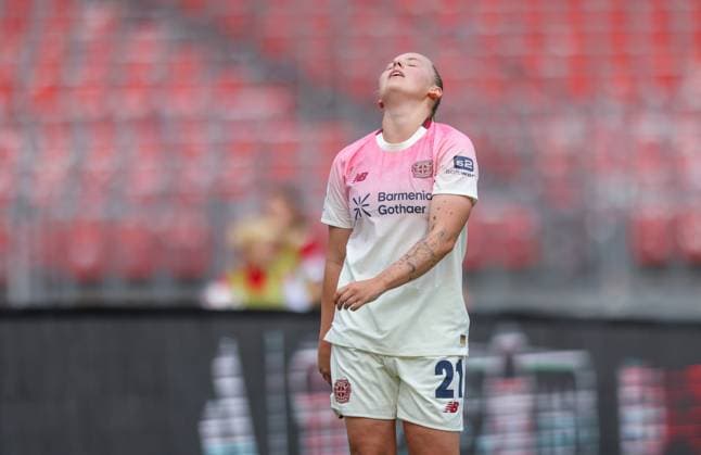 DEU, Nürnberg, FC Nürnberg vs Bayer Leverkusen, Google Pixel Bundesliga, DFB, Saison 2526, Max Morlock Stadion, 3 Spieltag, im Bild Frust bei Vanessa Fudalla Bayer Leverkusen 21 nach dem Spiel in Nürnberg, Enttäuschung DFB DFL REGULATIONS PROHIBIT ANY USE OF PHOTOGRAPHS AS IMAGE SEQUENCES AND OR QUASI VIDEO, 21 09 2025, Copyright: HMBxMedia HendrikxHamelau