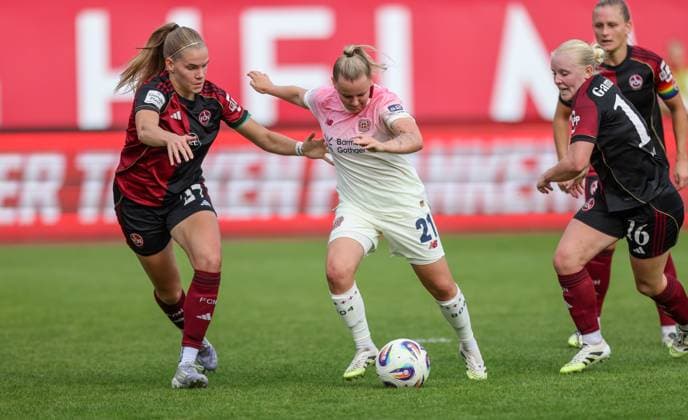 DEU, Nürnberg, FC Nürnberg vs Bayer Leverkusen, Google Pixel Bundesliga, DFB, Saison 2526, Max Morlock Stadion, 3 Spieltag, im Bild v l n r Zweikampf und Chance, Beatrix FördÅs Nürnberg 27 , Vanessa Fudalla Bayer Leverkusen 21 DFB DFL REGULATIONS PROHIBIT ANY USE OF PHOTOGRAPHS AS IMAGE SEQUENCES AND OR QUASI VIDEO, 21 09 2025, Copyright: HMBxMedia HendrikxHamelau