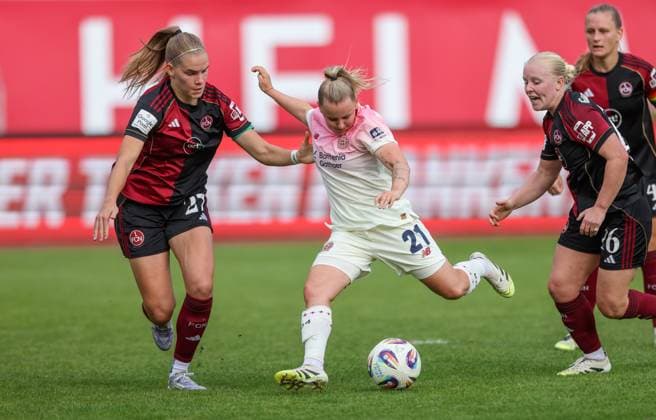 DEU, Nürnberg, FC Nürnberg vs Bayer Leverkusen, Google Pixel Bundesliga, DFB, Saison 2526, Max Morlock Stadion, 3 Spieltag, im Bild v l n r Zweikampf und Chance, Beatrix FördÅs Nürnberg 27 , Vanessa Fudalla Bayer Leverkusen 21 DFB DFL REGULATIONS PROHIBIT ANY USE OF PHOTOGRAPHS AS IMAGE SEQUENCES AND OR QUASI VIDEO, 21 09 2025, Copyright: HMBxMedia HendrikxHamelau