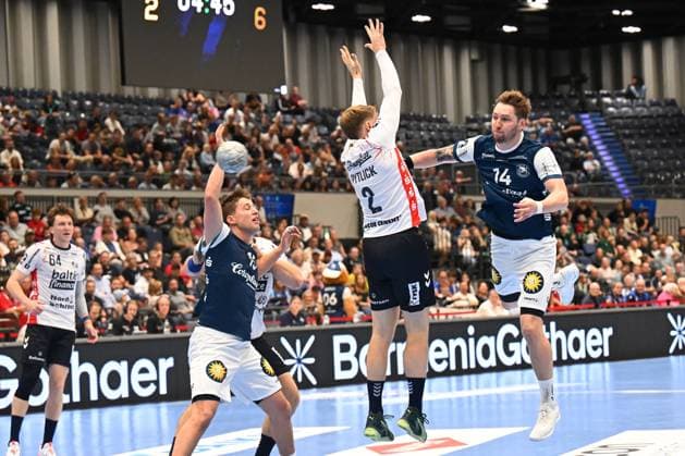 DAIKIN 1 Handball Bundesliga 25 26 5 Matchday Bergischer HC SG Flensburg Handewitt on 21 09 2025 at the Mitsubishi Electric Halle in Düsseldorf Gerdas Babarkas 14 Bergischer HC with a jump shot past Simon Pitlick 2 SG Flensburg Handewitt WD
