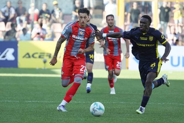 Cremonese s Romano Floriani Mussolini and ParmaÕs Mandela Keita during the Serie A soccer match between Cremonese and Parma at the Giovanni Zini Stadium in Cremona Italy - Sunday, 21 September 2025. - Soccer .  Copyright: xAlbertoxMariani LaPressex