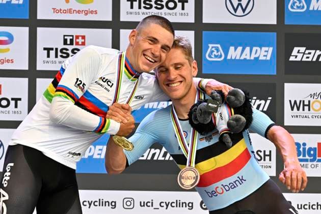 UCI 2025 Road World Championship, WM, Weltmeisterschaft Kigali 21 09 2025 KIGALI, RWANDA - SEPTEMBER 21 : Evenepoel Remco (BEL) gold medal and Van Wilder Ilan (BEL) bronze medal pictured during the podium ceremony of the Men Elite Individual Time Trial of the UCI Road World Championships 2025 92nd edition an UCI World Championships cycling race of 40.6 km with start in Kigali and finish in Kigali on September 21, 2025 in Kigali, Rwanda, 21 09 2025 Kigali Rwanda  Copyright: xJanxDexMeuleneirx