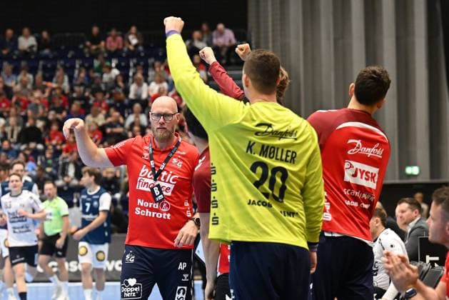 DAIKIN 1 Handball Bundesliga 25 26 5 Matchday Bergischer HC SG Flensburg Handewitt on 21 09 2025 at the Mitsubishi Electric Halle in Düsseldorf The bench around AleÅ¡ PajoviÄ‡ coach SG Flensburg Handewitt often had reason to cheer in the first half WD