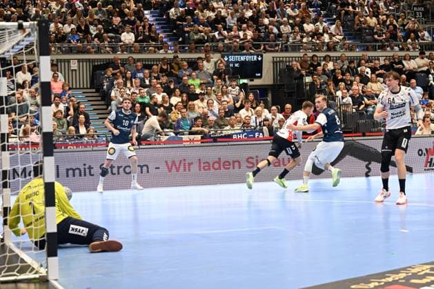 DAIKIN 1 Handball Bundesliga 25 26 5 Matchday Bergischer HC SG Flensburg Handewitt on 21 09 2025 at the Mitsubishi Electric Halle in Düsseldorf Parade of goalkeeper Benjamin BuriÄ‡ 1 SG Flensburg Handewitt against Nico Schöttle 8 Bergischer HC WD