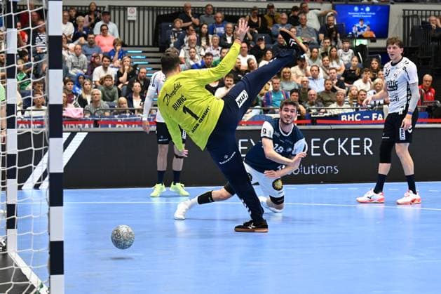 DAIKIN 1 Handball Bundesliga 25 26 5 Matchday Bergischer HC SG Flensburg Handewitt on 21 09 2025 at the Mitsubishi Electric Halle in Düsseldorf Yannik Fraatz 18 Bergischer HC overcomes goalkeeper Benjamin BuriÄ‡ 1 SG Flensburg Handewitt from the circle WD
