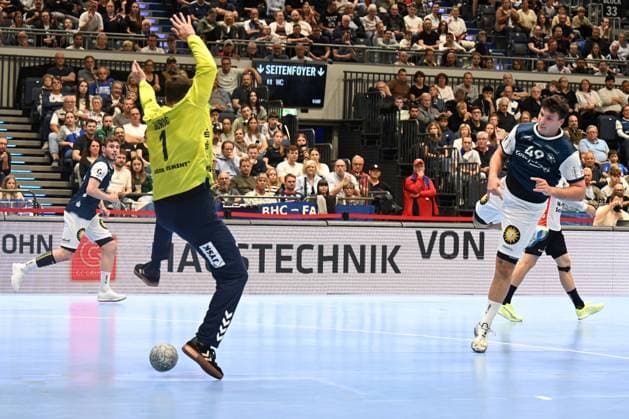DAIKIN 1 Handball Bundesliga 25 26 5 Matchday Bergischer HC SG Flensburg Handewitt on 21 09 2025 at the Mitsubishi Electric Halle in Düsseldorf Parade of goalkeeper Benjamin BuriÄ‡ 1 SG Flensburg Handewitt against Aron Seesing 49 Bergischer HC WD