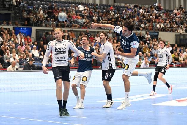 DAIKIN 1 Handball Bundesliga 25 26 5 Matchday Bergischer HC SG Flensburg Handewitt on 21 09 2025 at the Mitsubishi Electric Halle in Düsseldorf Eloy Morante Maldonado 33 Bergischer HC with a jump shot WD