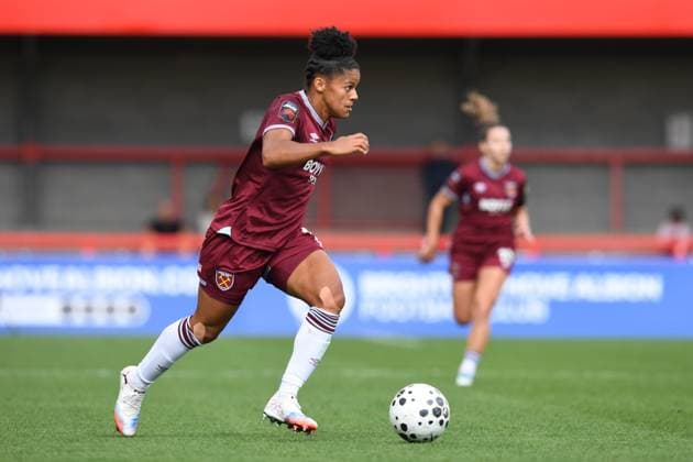 Brighton and Hove Albion Women v West Ham United Women Women s Super League 21 09 2025. Shekiera Martinez Attacker of West Ham United looks for a pass during the Women s Super League match between Brighton and Hove Albion Women and West Ham United Women at The Broadfield Stadium, Crawley, England on 21 September 2025. Crawley The Broadfield Stadium West Sussex England Editorial use only DataCo restrictions apply See www.football-dataco.com , Copyright: xJeffxMoodx PSI-22883-0062