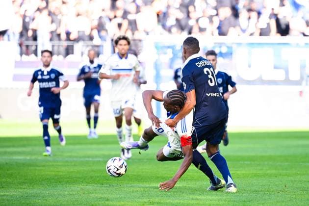 FOOTBALL : Paris FC vs Strasbourg - Ligue 1 - 21 09 2025 Samir CHERGUI ( 31 - PFC ) and Emanuel EMEGHA ( 10 - Strasbourg ) during the Ligue 1 match between Paris FC and RC Strasbourg Alsace at Stade Jean Bouin on September 21, 2025 in Paris, France. ( Photo by Federico Pestellini PsnewZ ) - ParisFrance  Copyright: xFedericoxPestellinix